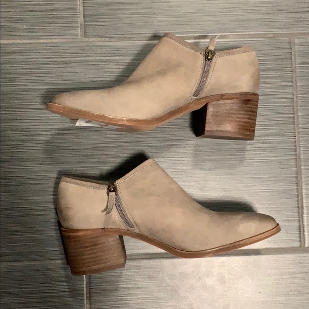 CASLON 9.5 Gray Leather Booties
